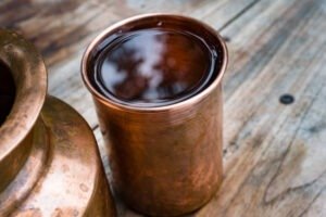 तांबे के बर्तन से पानी पीने के फायदे