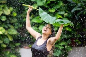 बरसात में बालों और स्किन की देखभाल