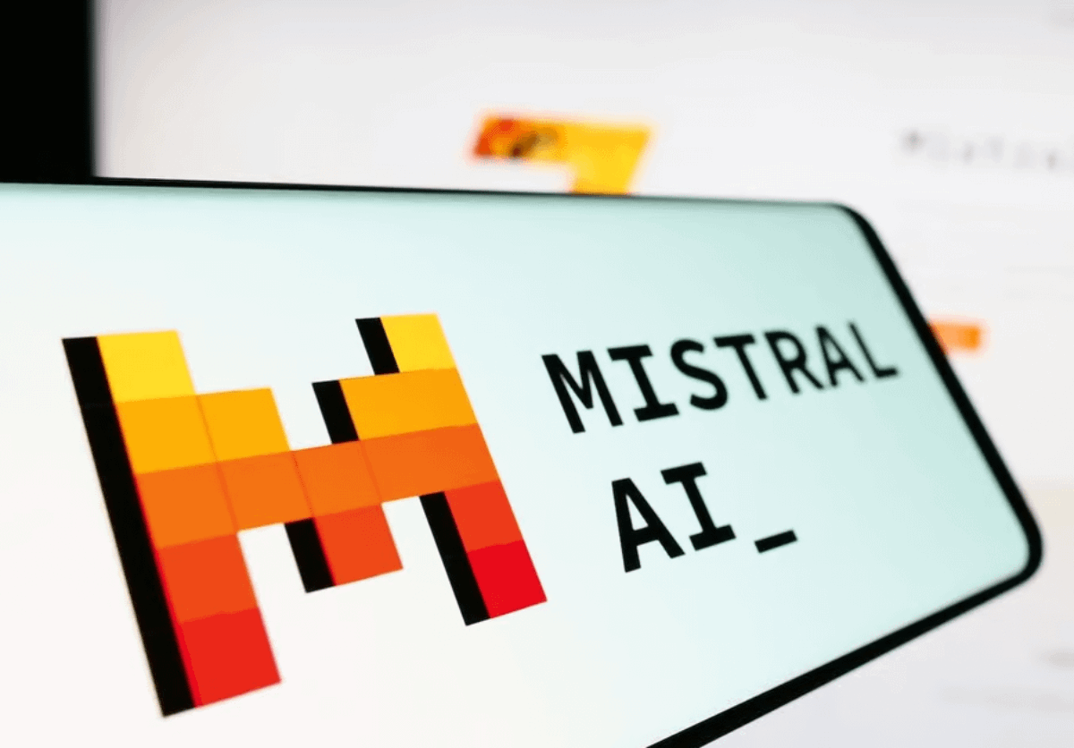 mistral ai le chat review