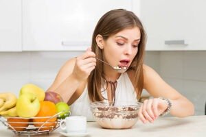 5 Bad Habits While Eating Food