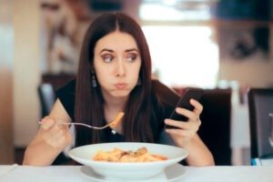 5 Bad Habits While Eating Food