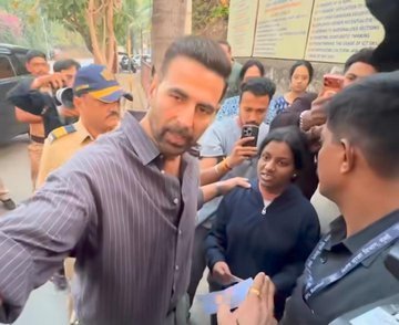 Akshay Kumar Wins Hearts at BMC Polling Booth